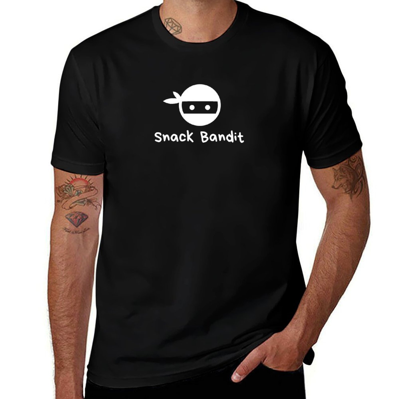 Food Snacks Background - スナックバンディット 面白い子供たち 食べしん坊の忍者 ダーク背景 Tシャツ メンズ無地Tシャツ